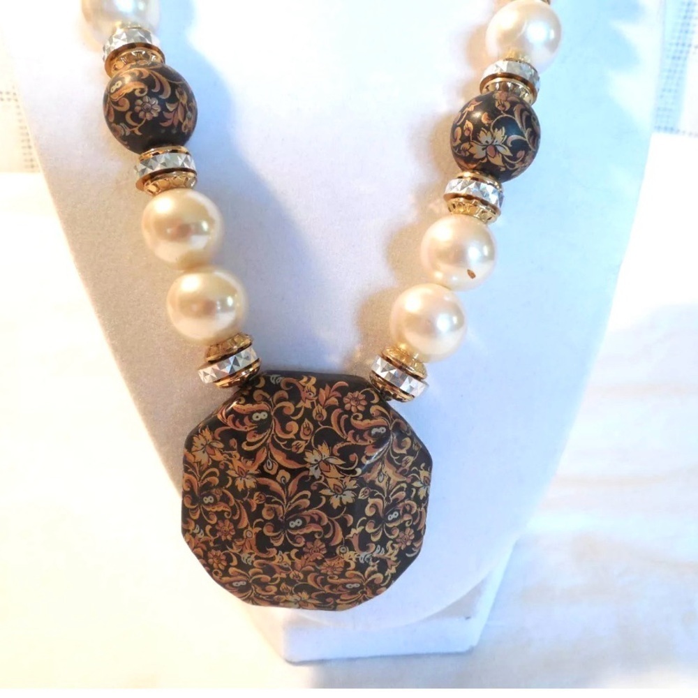 Lovely faux pearl w/black & gold tone pendant statement piece necklace 29" - Picture 2 of 6
